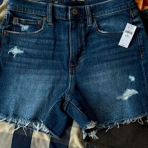GAP women distressed cut off  Jean short.